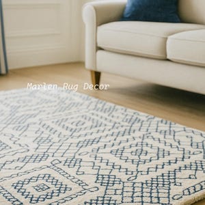 Handgetuft wollen vloerkleed: crème en marineblauw geometrisch tribal design - tapijt 6 x 9