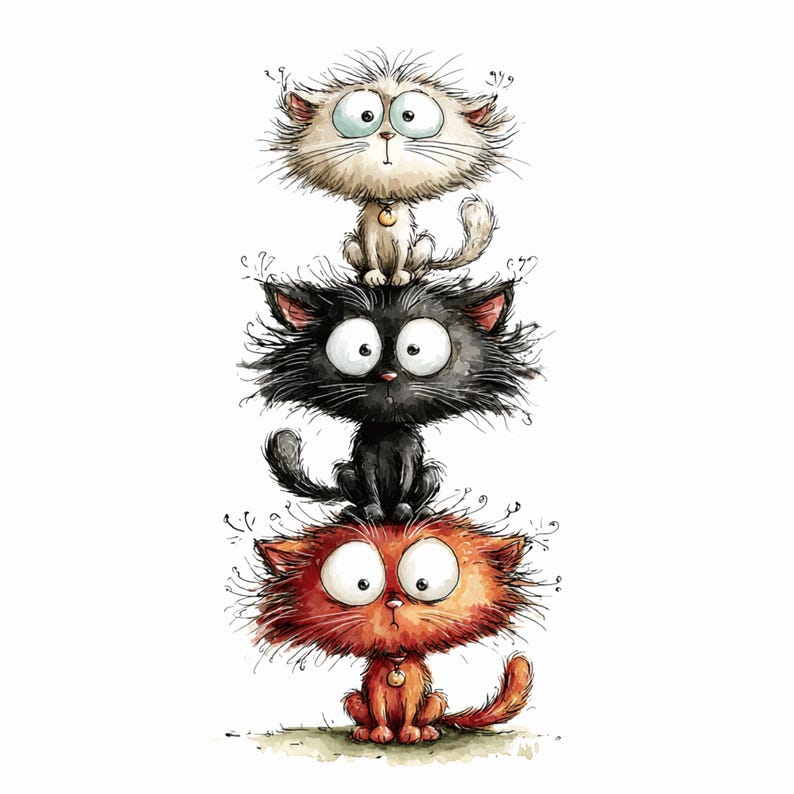 Puede incluir: Una pila vertical de tres gatos esponjosos con ojos grandes y expresivos. El gato superior es de color crema, el del medio es negro y el inferior es naranja. Cada gato tiene un peque&ntilde;o collar con una placa circular y pelaje alborotado.