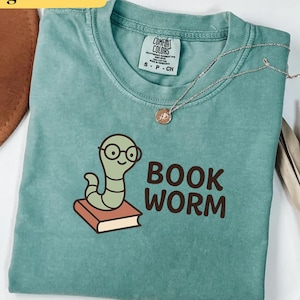 Comfort Colors® Bücherwurm Shirt, Buchliebhaber T-Shirt, Bücherwurm Outfit, Buchclub Kleidung, Bücherwurm T-Shirt, Leselehrer Tshirt, Bibliothekar Geschenk