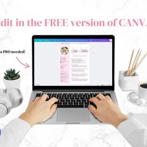 K&ouml;nnte beinhalten: Ein Laptop mit einer rosa Lebenslaufvorlage, bearbeitet in Canva. Der Text lautet "Edit in the FREE version of CANVA" und "No Canva PRO needed!" Eine kleine Sukkulente, Kopfh&ouml;rer und eine Kaffeetasse sind ebenfalls zu sehen.