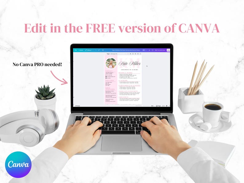 K&ouml;nnte beinhalten: Ein Laptop mit einer rosa Lebenslaufvorlage, bearbeitet in Canva. Der Text lautet "Edit in the FREE version of CANVA" und "No Canva PRO needed!" Eine kleine Sukkulente, Kopfh&ouml;rer und eine Kaffeetasse sind ebenfalls zu sehen.