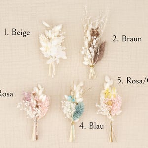 May include: Five small dried flower bouquets arranged in a grid. 1. Beige features white stems. 2. Braun includes white and brown elements. 3. Rosa has pink and white tones. 4. Blau displays blue and white stems. 5. Rosa/Gelb shows pink and yellow.