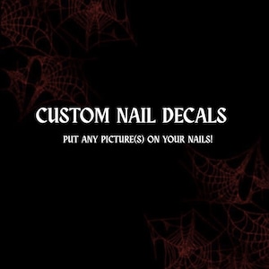 Könnte beinhalten: Schwarzer Hintergrund mit roten Spinnweben und dem weißen Text "CUSTOM NAIL DECALS". Darunter steht der Text "PUT ANY PICTURE(S) ON YOUR NAILS!". Die Worte "KILLER NAILS" stehen unten im Bild.
