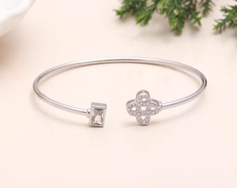 Bransoletka typu „open bangle” ze srebra próby 925 | Bransoleta z cyrkoniami szlifowanymi szmaragdowo i okrągło szlifowanymi | Regulowana bransoletka mankietowa | Biżuteria na imprezę | Prezent dla niej