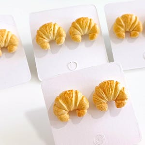 Mini pendientes de croissant: pendientes de arcilla polimérica hechos a mano, joyería de pastelería francesa, pendientes de comida adorables