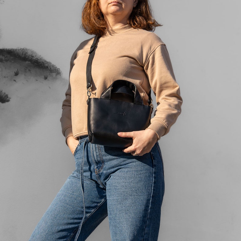 Small leather handbag Daisy Noir leather crossbody and to hand bag image 7