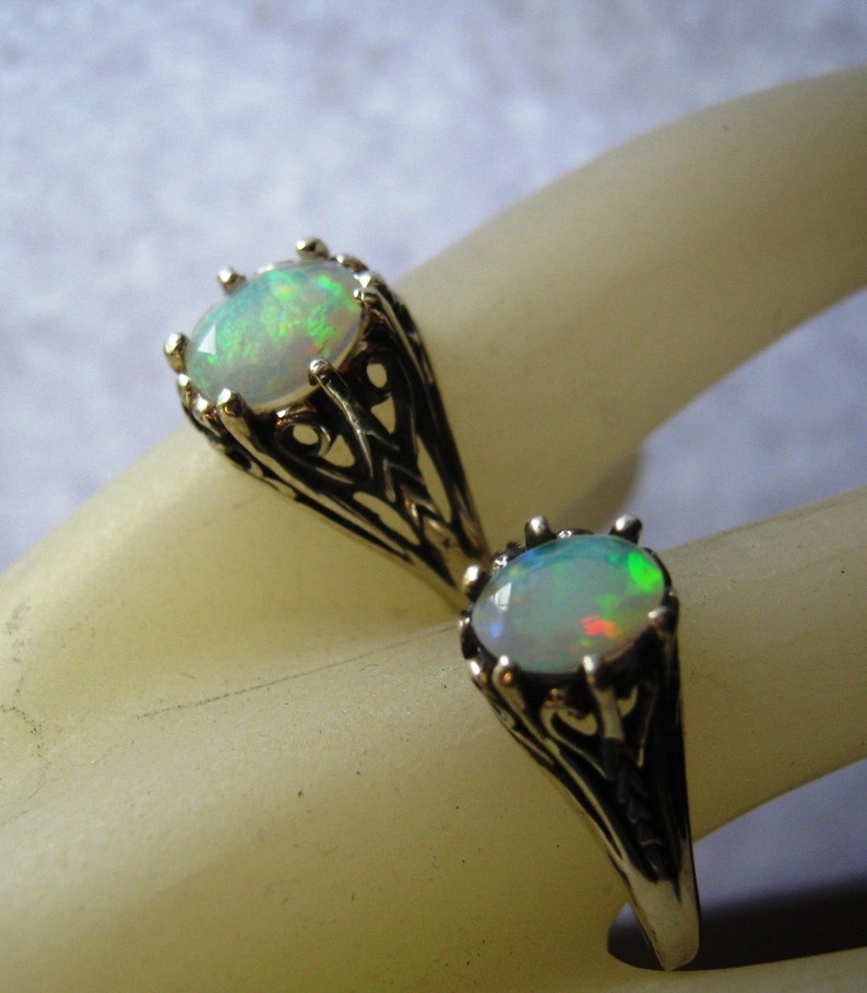 Puede incluir: Dos anillos de plata con piedras preciosas de &oacute;palo. Los anillos tienen un dise&ntilde;o filigranado intrincado.