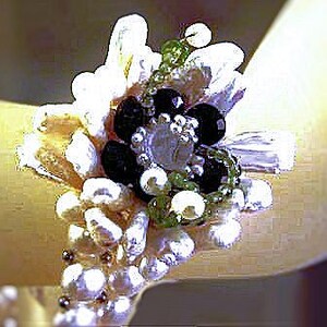 Handgjort krämvitt odlat pärlarmband med ädelstensblomma, röd granat, grön peridotkvarts, handledskorsage, fina smycken, bröllop