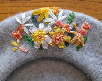 Silk ribbon daffodil flowers hand embroidered on grey beret hat, 100% pure new wool beret, retro, mother's day, silk ribbon, gift for her