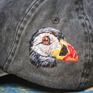 Sombrero de frailecillo, gorra de mezclilla bordada de pájaro frailecillo, sombrero de estilo vintage, unisex, gorra de béisbol bordada, regalo de cumpleaños, regalo para ella, él