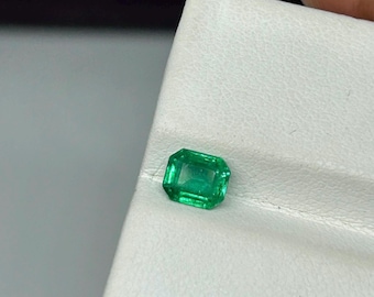 Emerald  cut zambia  green colorful emerald flawless color 5.30x4.40 mm 0.50  crt