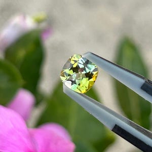 以下が含まれることがあります： 斑点のあるマット仕上げのセラミックマグカップ3個セット。マグカップはクリーム色、ライトグレー、ダークグレーです。各マグカップはシンプルでミニマリストなデザインです。