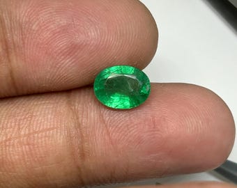 Emerald  oval  zambia  green colorful emerald flawless color 9x7 mm 1.55 crt