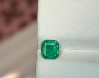 Green Emerald Hexagon Cut: 0.65 Carat Gemstone