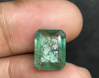 Natural Emerald Sunstone: Octagon Cut Gemstone, 6.20 Carat