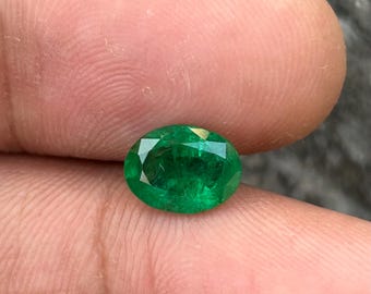Emerald  oval  zambia  green colorful emerald flawless color  8.80x6.5x3.80 mm 1.35 crt