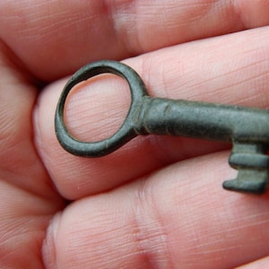 Small Medieval bronze casket key metal detecting / detector find dating to the 1600s