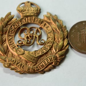 Vintage bronze military cap badge WW1 / WW2 artefact metal detecting / detector find great gift / present