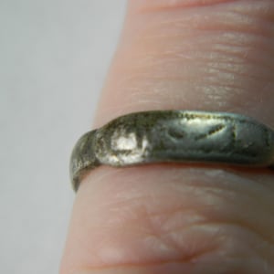 Post Medieval / Tudor silver ring metal detecting / detector find with some decoration an authentic early medieval historical gift / present