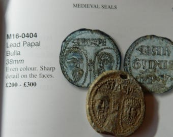 Raro e autêntico selo medieval de chumbo da bula papal do Papa Gregório XIV, datado de 1427-1441 d.C. Encontrado com detector de metais, um ótimo presente.