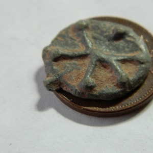 Pequeño artefacto de plomo para peregrinos posmedieval que representa una estrella. ¿Un hallazgo ideal para detectores de metales?