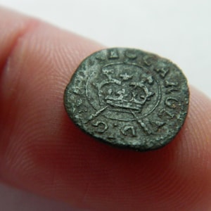 Small Post Medieval bronze Tudor rose farthing coin from the reign of King Charles 1st metal detecting / detector find