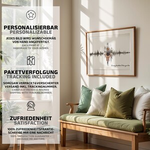 Puede incluir: Una impresi&oacute;n enmarcada con un dise&ntilde;o de onda de sonido cuelga sobre un banco de madera con cojines verdes y blancos. La impresi&oacute;n tiene el texto "The very heartbeat I love you". La imagen tambi&eacute;n incluye texto sobre personalizaci&oacute;n y satisfacci&oacute;n.