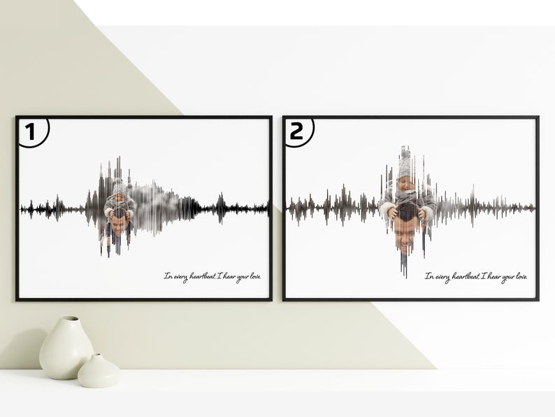 Puede incluir: Dos impresiones art&iacute;sticas enmarcadas con marcos negros. Cada impresi&oacute;n presenta un dise&ntilde;o de onda de sonido en blanco y negro con una superposici&oacute;n de fotos. El texto "In every heartbeat I hear your love" est&aacute; escrito debajo.