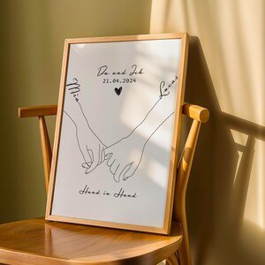Hand in Hand Poster – Personalisiertes Paar Line Art Print mit Namen & Datum – Minimalistisches Liebesgeschenk