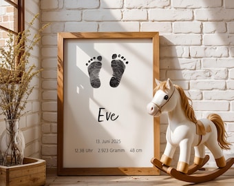 Peut inclure: Un cadre avec des empreintes de pieds noires, le nom "Eve", et les détails de naissance : 13 juin 2025, 12h38, 2,923 grammes et 48 cm. Un cheval à bascule blanc avec une selle et une crinière beiges est à côté.