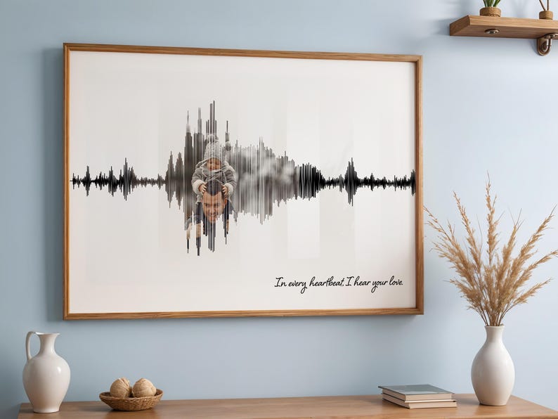 Puede incluir: Impresi&oacute;n enmarcada con un dise&ntilde;o de onda de sonido en blanco y negro, que incorpora una imagen en escala de grises de una persona con un ni&ntilde;o. El texto en cursiva dice "In every heartbeat, I hear your love". El marco es de color marr&oacute;n c&aacute;lido.