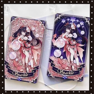 Op de afbeelding: Twee rechthoekige telefoonhoesjes met illustraties in anime-stijl. Eén hoesje heeft een roze glitterachtergrond, de andere een paarse. Beide tonen een personage in een rode en roze outfit, met een gloeiende bol. Het woord "Sparkle" staat op een banner.