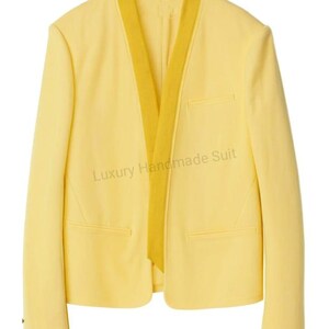 Modelos de blazer/chaqueta de una pieza amarillos de aspecto clásico, para hombres de negocios, niños, para fiesta, boda, ropa formal, ropa de reunión para chaqueta de exhibición