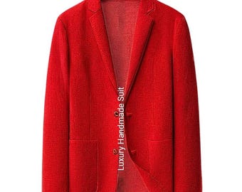 Puede incluir: Un blazer rojo brillante con tejido texturizado. La chaqueta tiene cierre de dos botones, solapas con muescas y dos bolsillos delanteros. El texto "Luxury Handmade Suit" está impreso verticalmente en el lado derecho del blazer.