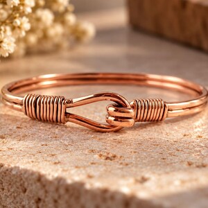 Brazalete de cobre envuelto en alambre, pulsera con cierre de gancho, regalo de 7º aniversario para ella.