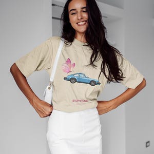 Maglietta con auto d'epoca e farfalla / Maglietta grafica unisex