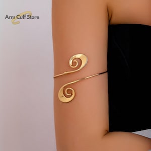 Gold Spiral Arm Cuff Bracelet with Polished Finish – Adjustable Upper Arm Jewelry for Women – Minimalist Statement Piece for Summer Style