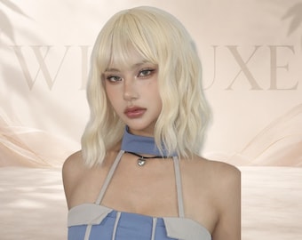 Blond krótka falowana peruka z grzywką do cosplayu