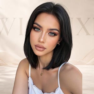 Può includere: Una donna con capelli scuri e occhi chiari indossa un top bianco e una collana d'oro. Lo sfondo presenta la parola "WIXE" e una morbida combinazione di colori beige.