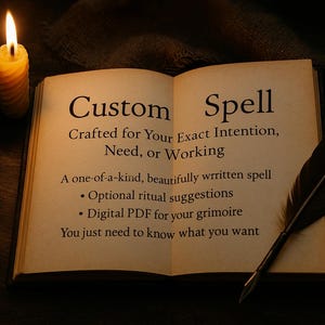 Może przedstawiać: Otwarta książka ze słowami "Custom Spell" i tekstem opisującym spersonalizowaną usługę zaklęć. Obok książki znajduje się zapalona świeca i pióro. Tekst zawiera "Crafted for Your Exact Intention, Need, or Working."