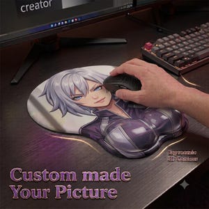 Puede incluir: Una alfombrilla de ratón ergonómica con la impresión de un personaje estilo anime de pelo corto plateado y ojos azules, vistiendo una chaqueta morada oscura. La alfombrilla incluye una sección de soporte 3D. El texto dice Custom made Your Picture.