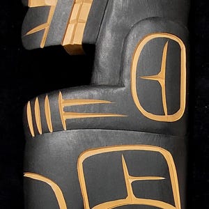 Arte indígena hecho a mano y pintado a mano, talla de oso de las Primeras Naciones, coloreado por Richard Krawchuck.