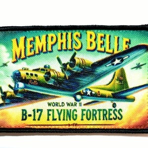 Peut inclure: Écusson brodé avec une illustration vintage d'un avion B-17 Flying Fortress. L'écusson porte l'inscription "Memphis Belle" et "World War II B-17 Flying Fortress" en texte jaune et vert sur fond de ciel. L'écusson a une bordure noire.