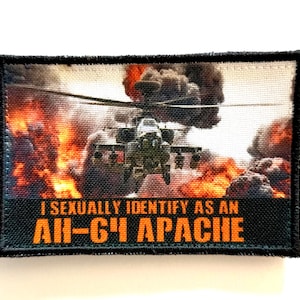 Puede incluir: Parche bordado con un helicóptero AH-64 Apache sobre un fondo de fuego y humo. El parche incluye el texto "I SEXUALLY IDENTIFY AS AN AH-64 APACHE" en letras naranjas sobre un fondo negro.