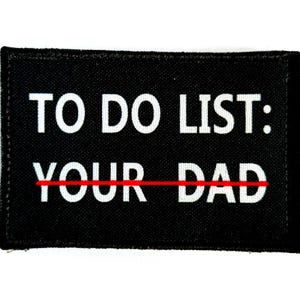 Peut inclure: Écusson rectangulaire noir avec texte blanc : "TO DO LIST: YOUR DAD", avec une ligne rouge barrant "YOUR". Le patch a une bordure noire et est posé sur un fond blanc.