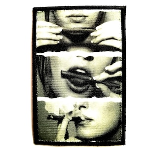 Może przedstawiać: Prostokątna naszywka z czarną obwódką przedstawia czarno-biały obraz twarzy w trzech sekcjach. Obraz przedstawia osobę zwijającą, palącą i wydychającą papierosa.