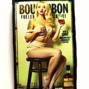 MORALE Tygmärke 5x8 cm "Pin up Bourbon" Broderitryck Design Rolig Militär Kardborreband