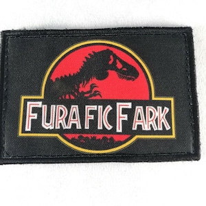 Peut inclure: Écusson rectangulaire noir avec un cercle rouge et une silhouette de dinosaure. Le texte "FURAFIC FARK" est en blanc avec un contour jaune. Idéal pour les vêtements ou accessoires.