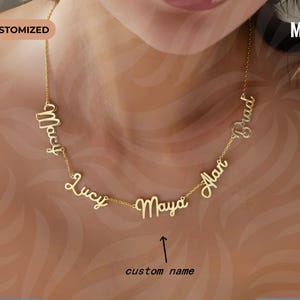Op de afbeelding: Een goudkleurige ketting met aangepaste namen. De ketting toont de namen "Macy", "Lucy", "Maya", "Alan" en "Brad" in een cursief lettertype. Het woord "CUSTOMIZED" staat in een gele doos.