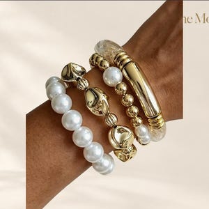 Set de Pulseras de Perlas, Stack Escultórico Dorado con Perlas Blancas